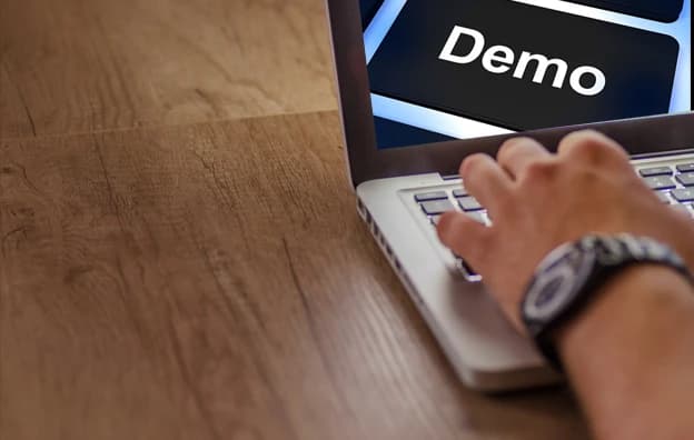  من الذي يقدم عرضًا توضيحيًا للمنتج
